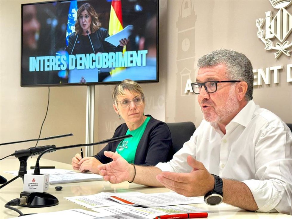 El edil de Compromís en el Ayuntamiento de València Ferran Puchades junto a la portavoz de esta formación política en el consistorio, Papi Robles, durante una rueda de prensa.  