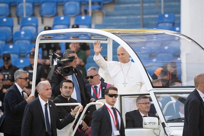 El Papa León XIV a su llegada, en papamóvil, a la celebración de la Santa Misa multitudinaria, a 11 de junio de 2026, en Las Palmas de Gran Canaria, Canarias (España). 