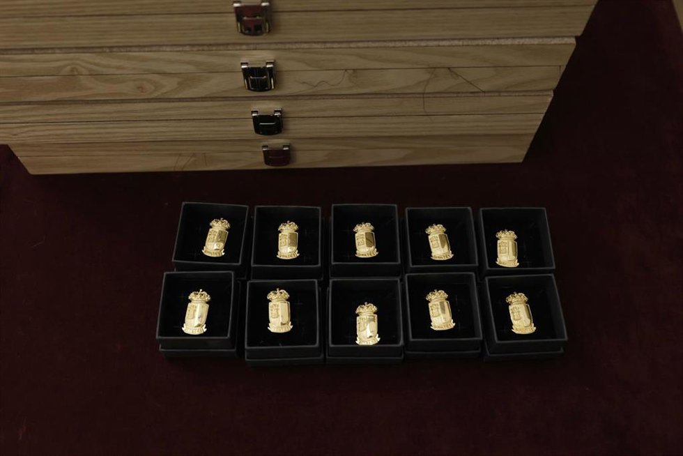 Archivo - Insignias de las Cortes.
