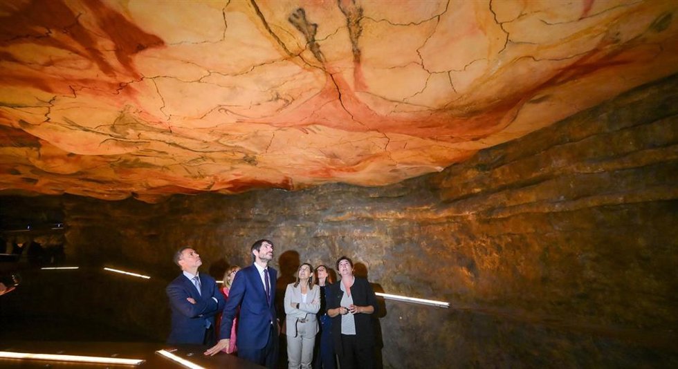 Archivo - El ministro de Cultura, Ernest Urtasun (2i), la presidenta de Cantabria, María José Sáenz de Buruaga (c), y la directora del Museo de Altamira, Pilar Fatás (d), durante su visita al Museo Nacional y Centro de Investigación de Altamira