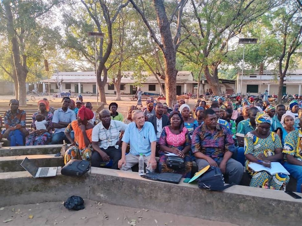 El misionero comboniano Alejandro Canales, con una comunidad cristiana en Chad.