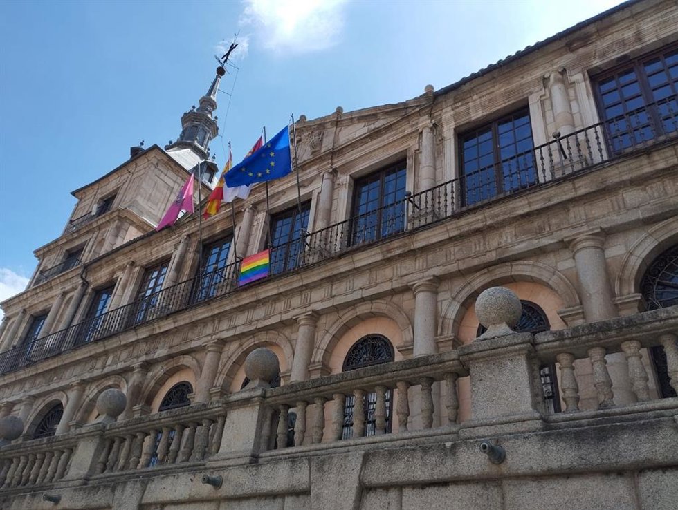 Ayuntamiento de Toledo luce por primera vez en el mandato la bandera LGTBI tras el cruce de culpas en el Gobierno PP-Vox