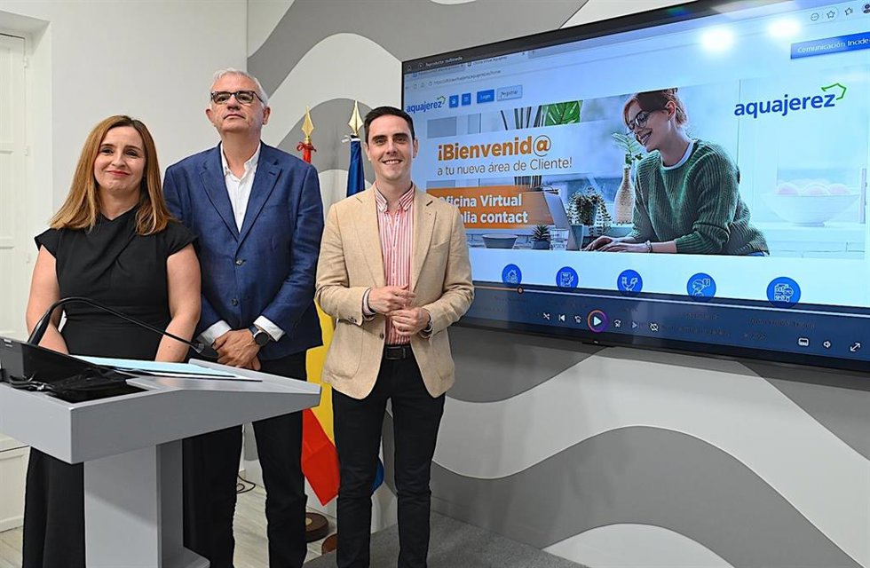 El teniente de alcaldesa de Coordinación de Servicios Públicos, Desarrollo Sostenible y Eficiencia Energética en el Ayuntamiento de Jerez de la Frontera (Cádiz), Jaime Espinar, presenta dos nuevas herramientas digitales de Aquajerez.