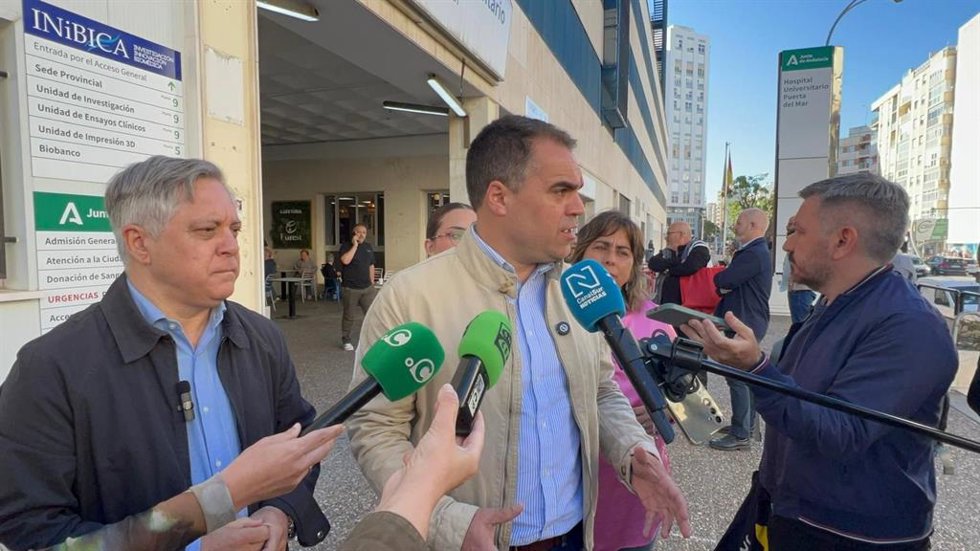 Juan Cornejo atiende a la prensa en la puerta del Hospita Puerta del Mar.