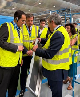 Nieto (izda.), durante su visita a las instalaciones de Infrico, en Lucena.