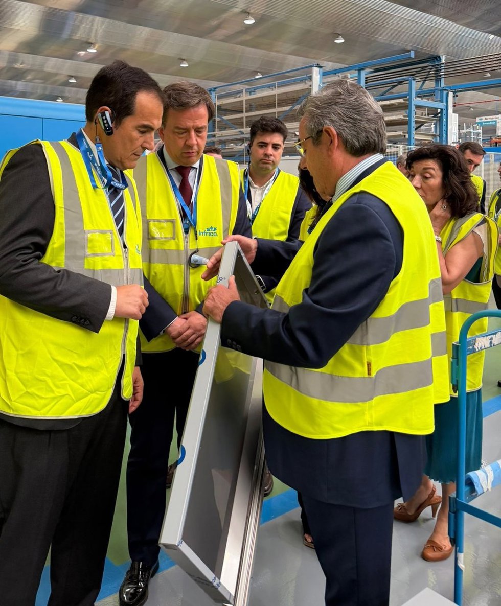 Nieto (izda.), durante su visita a las instalaciones de Infrico, en Lucena.