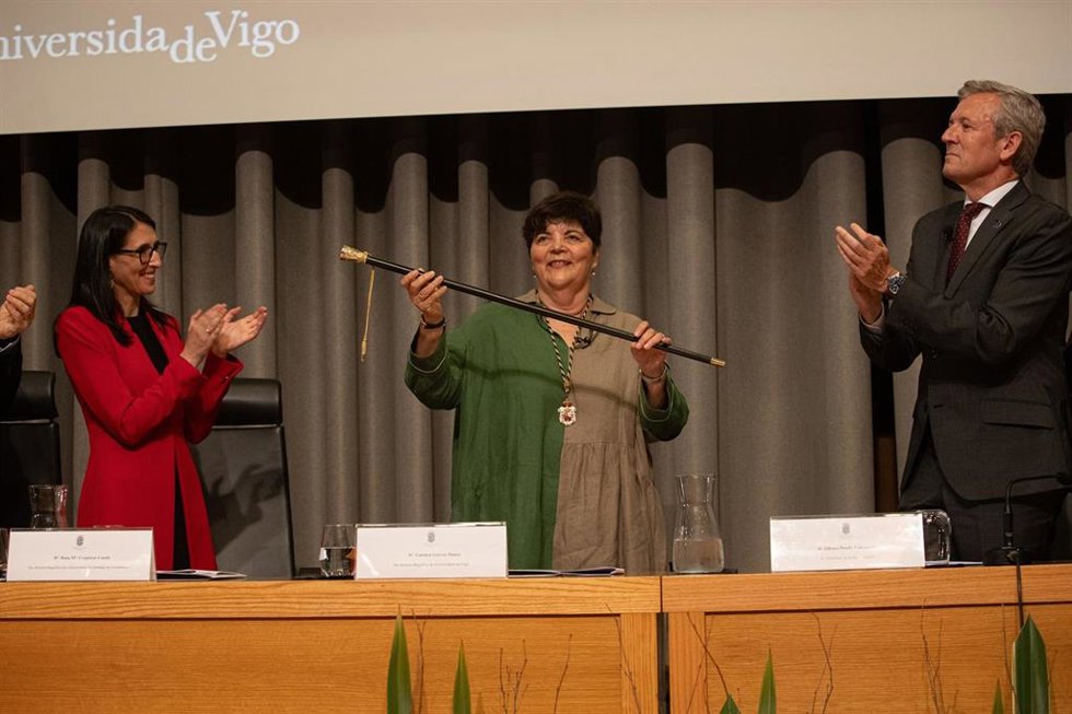 La nueva rectora de la UVigo, Carmen García Mateo (c), junto el Presidente de la Xunta de Galicia, Alfonso Rueda (d), y la rectora de la USC, Rosa Maria Crujeiras Casais (i), durante el acto de toma de posesión del cargo.