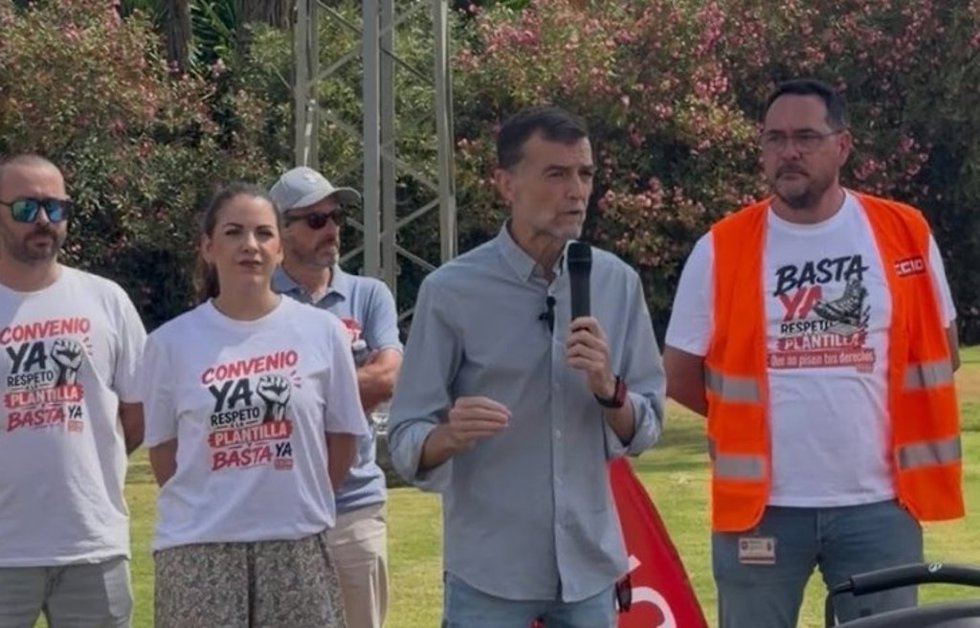 El coordinador federal de Izquierda Unida (IU) y portavoz de Por Andalucía en el Parlamento, Antonio Maíllo, muestra su apoyo a la huelga de los trabajadores de Coca-Cola.