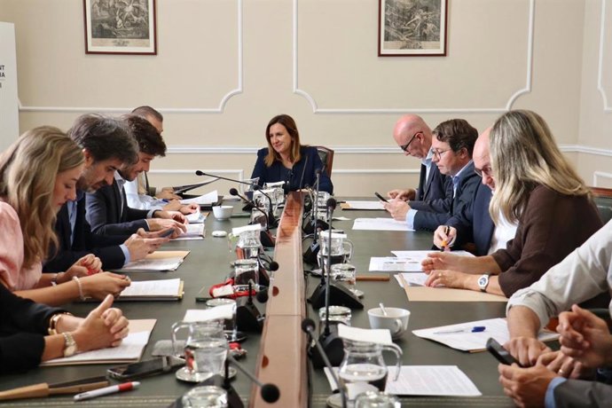 Imagen de una Junta de Gobierno Local del Ayuntamiento de València presidida por su alcaldesa, María José Catalá, junto a ediles del ejecutivo municipal.