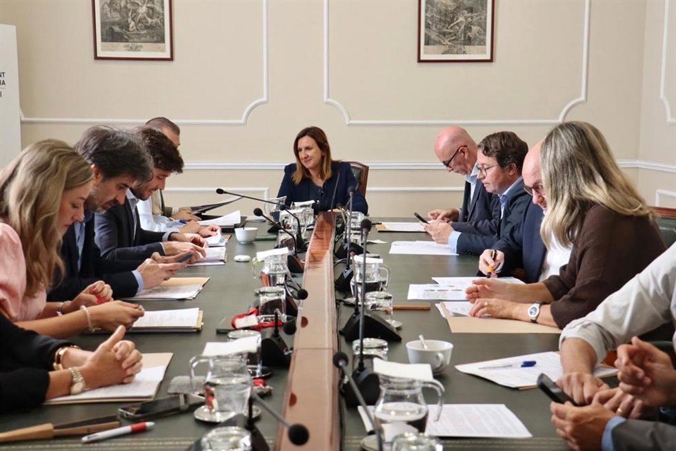 Imagen de una Junta de Gobierno Local del Ayuntamiento de València presidida por su alcaldesa, María José Catalá, junto a ediles del ejecutivo municipal.