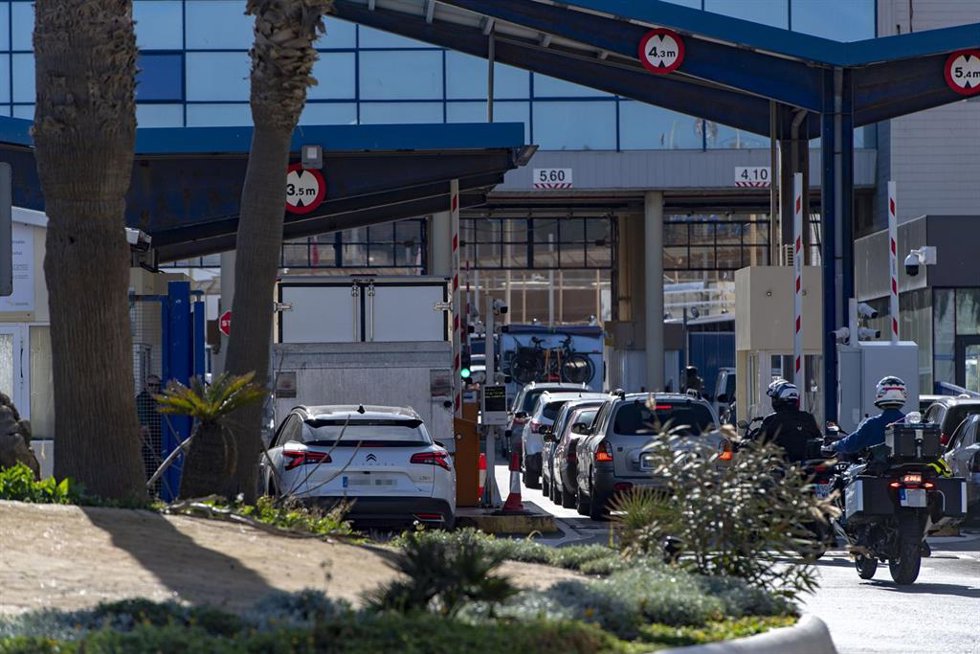 Archivo - Un camión de Vivera cruza la aduana del Tarajal, a 8 de enero de 2024, en Ceuta