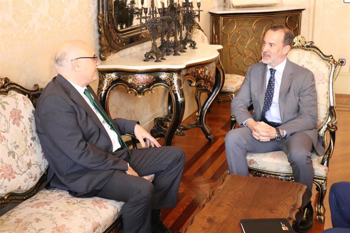 El presidente del PArlament, Gabriel Le Senn, recibe en audiencia al nuevo cónsul de MArruecos en Baelares, Zakaria Balga.