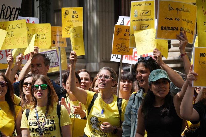 Archivo - Els professors manifestant-se 