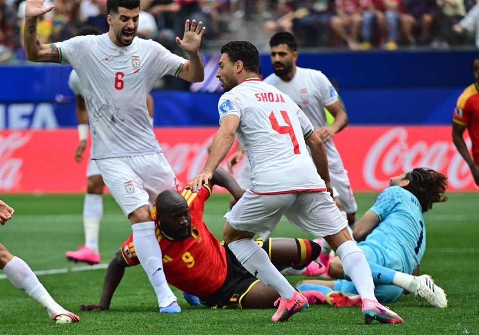 Varios jugadores de Irán en el partido contra Bélgica en el Mundial 2026