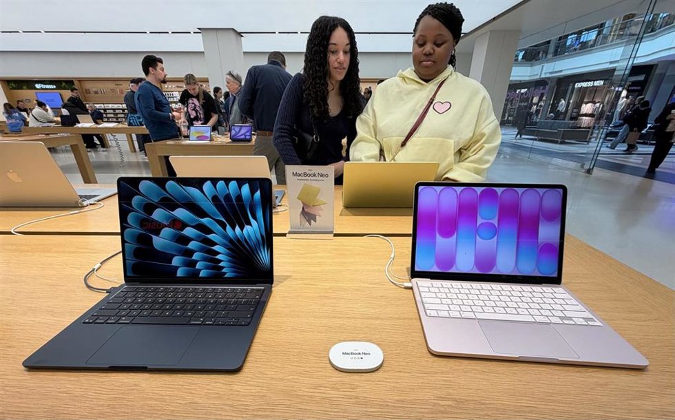 Archivo - April 3, 2026, Wauwatosa, Wi, USA: Apple has introduced the colorful, lower-priced Mac Neo laptop computer.