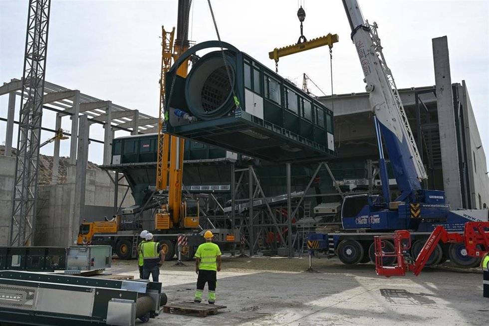 Trabajos de instalación del trómel en la nueva planta de reciclaje del Complejo Ambiental de Almería.