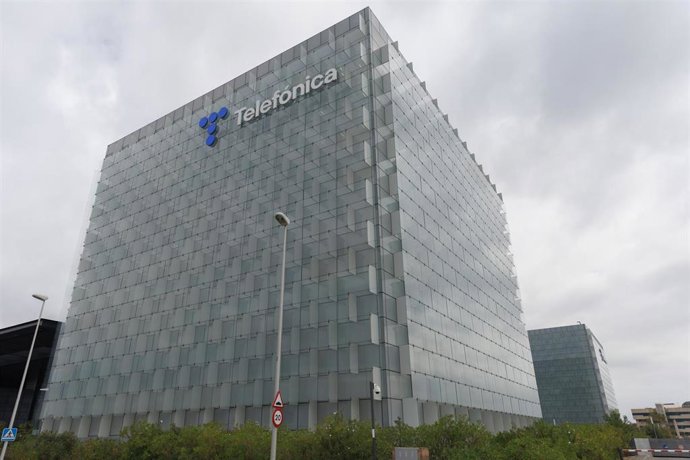 Archivo - Exterior de la sede de Telefónica, en el ensanche de Las Tablas, en el distrito de Fuencarral-El Pardo, a 6 de septiembre de 2023, en Madrid (España). Las acciones de Telefónica subían un 3% a las 9.14 horas, hasta los 3,863 euros por título, de
