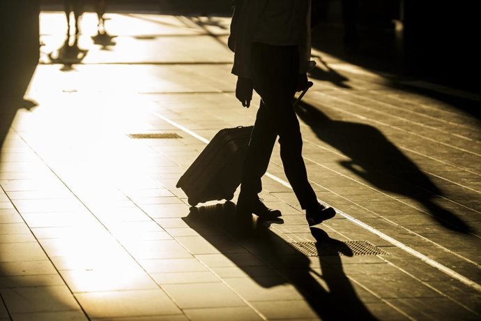 Un turista arrastra una maleta.