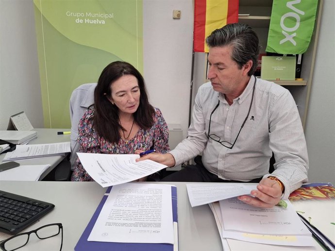 El portavoz de Vox en el Ayuntamiento de Huelva, Wenceslao Font, y la viceportavoz, María López.