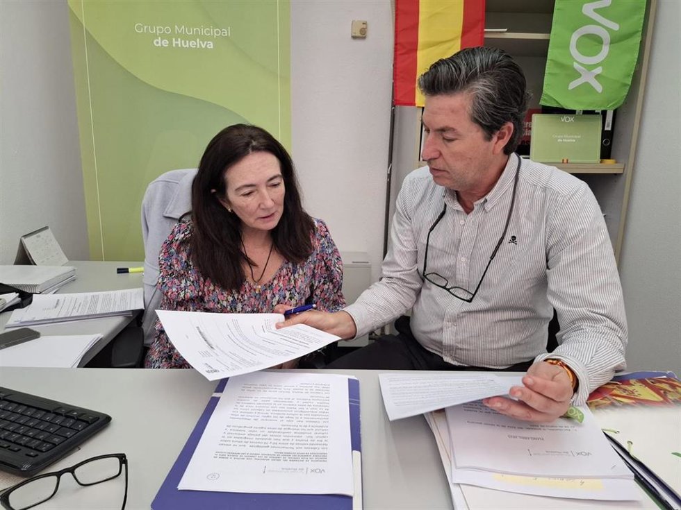 El portavoz de Vox en el Ayuntamiento de Huelva, Wenceslao Font, y la viceportavoz, María López.