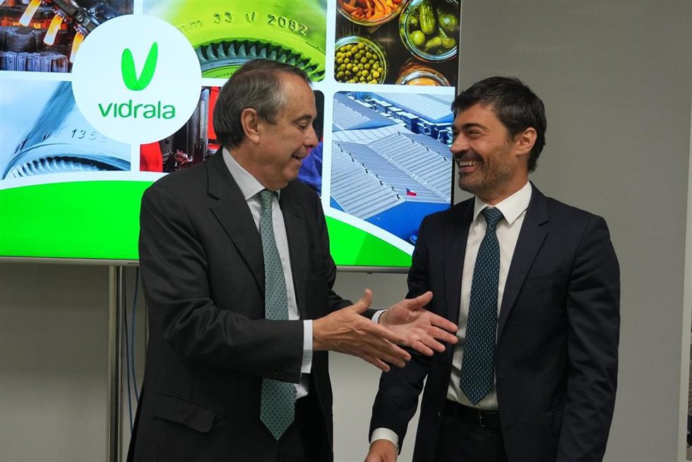 Archivo - El presidente de Vidrala, Raúl Gómez (d), y el CEO de Vidrala, Carlos Delclaux (i), durante un encuentro previo a la Junta General de Accionistas