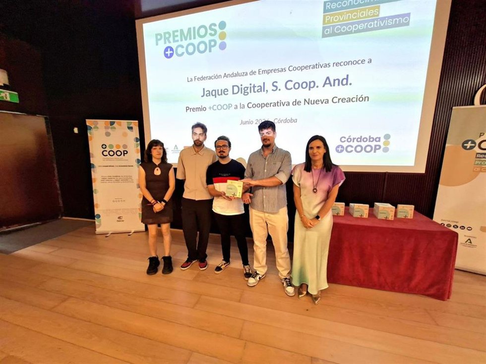 Gálvez (dcha.), en el acto de entrega de los III Premios +COOP Córdoba