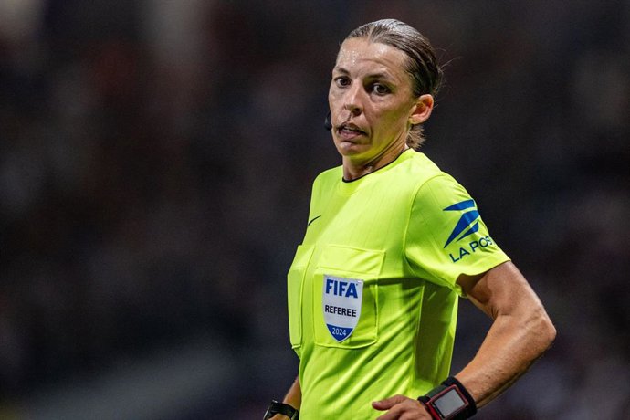 Archivo - La árbitra francesa, Stephanie Frappart, en el partido del Toulouse vs Olympiquet de Marsella de la Ligue 1 en 2024.