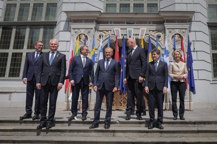 Líderes de los países del flanco oriental de la Unión Europea, entre ellos los primeros ministros de Polonia y LItuania, junto a la presidenta de la Comisión Europea, Ursula von der Leyen, en una cumbre en Gdańsk (Polonia)