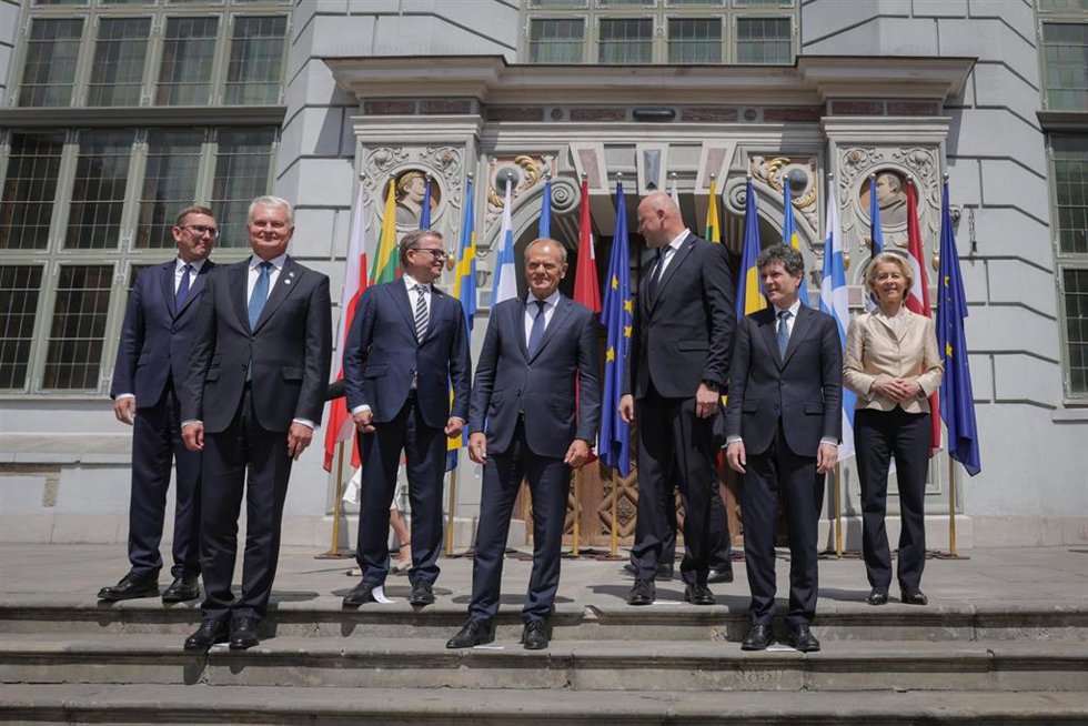 Líderes de los países del flanco oriental de la Unión Europea, entre ellos los primeros ministros de Polonia y LItuania, junto a la presidenta de la Comisión Europea, Ursula von der Leyen, en una cumbre en Gdańsk (Polonia)