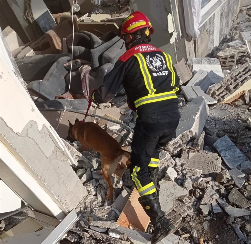 Archivo - Un bombero en tareas de rescate en una imagen de archivo.