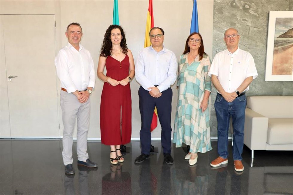 El rector de la Universidad de Almería, José Joaquín Céspedes, junto a representantes de la Real Sociedad Matemática Española, del Consejo Social y del Comité Organizador de la LXIII Olimpiada Matemática Española.