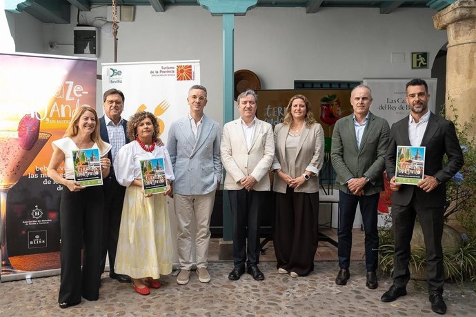 Foto de familia tras la presentación de la iniciativa de los hoteleros 'Terrazeando, ando', en la que colabora Prodetur