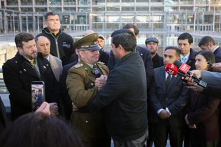 Santiago, 25 de junio 2026. El presidente del Partido Nacional Libertario, junto a parlamentarios de la colectividad, acompanan a funcionario de Carabineros a entregarse a la justicia requerido en investigacion por el estallido social. Jonnathan