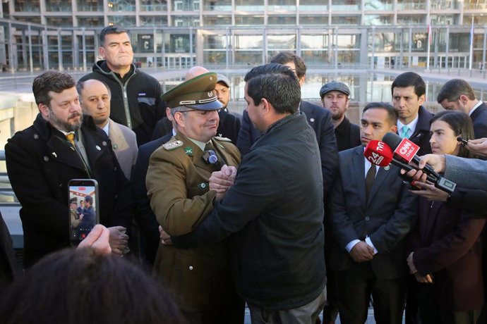 Santiago, 25 de junio 2026. El presidente del Partido Nacional Libertario, junto a parlamentarios de la colectividad, acompanan a funcionario de Carabineros a entregarse a la justicia requerido en investigacion por el estallido social. Jonnathan