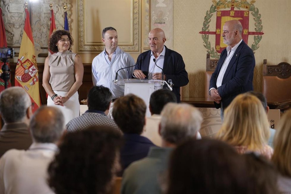 El alcalde de Valladolid, Jesús Julio Carnero, se dirige a los radioaficionados en una recepción acompañado por la concejal Mayte Martínez y los presidentes de la URV, Luis Ángel Martínez (segundo por la izquierda), y de la URE, Víctor Spínola (derecha).