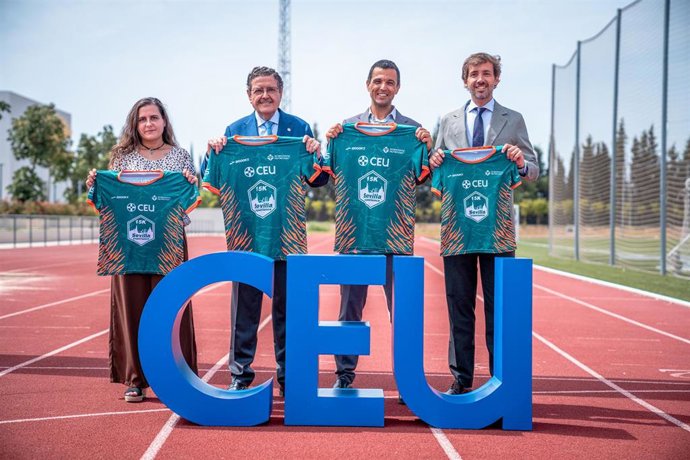 Presentación de la camiseta oficial que recibirán los corredores de la tercera edición de la 'CEU Sevilla 15K Experience'