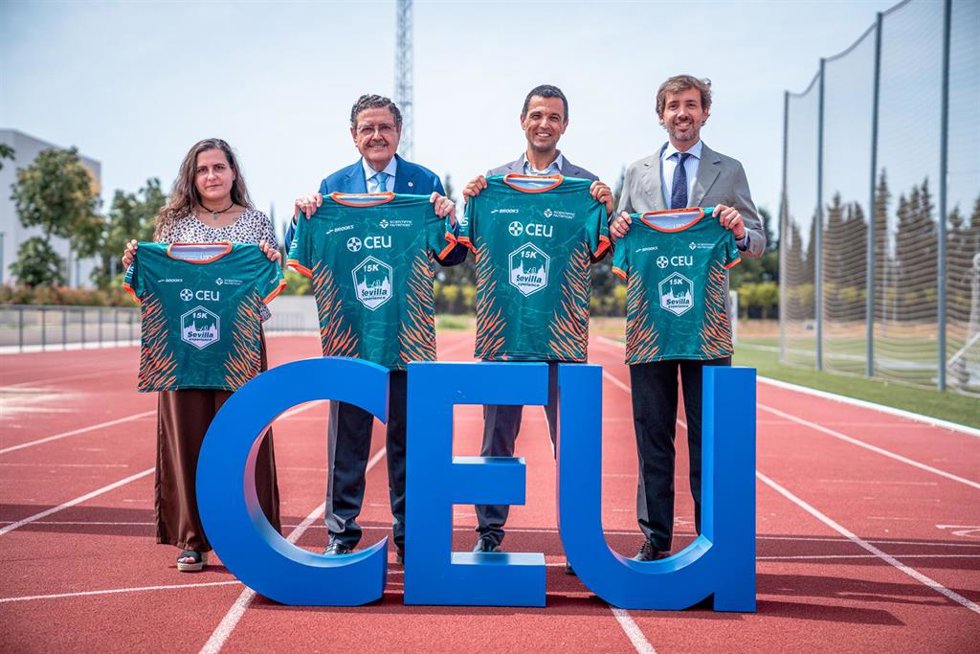 Presentación de la camiseta oficial que recibirán los corredores de la tercera edición de la 'CEU Sevilla 15K Experience'