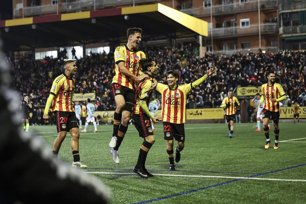 Archivo - Jugadores de la UE Sant Andreu celebran un gol en el Narcís Sala de Barcelona