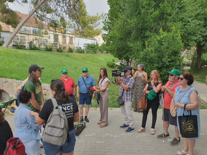 Participantes en el paseo sensorial para personas sordociegas.