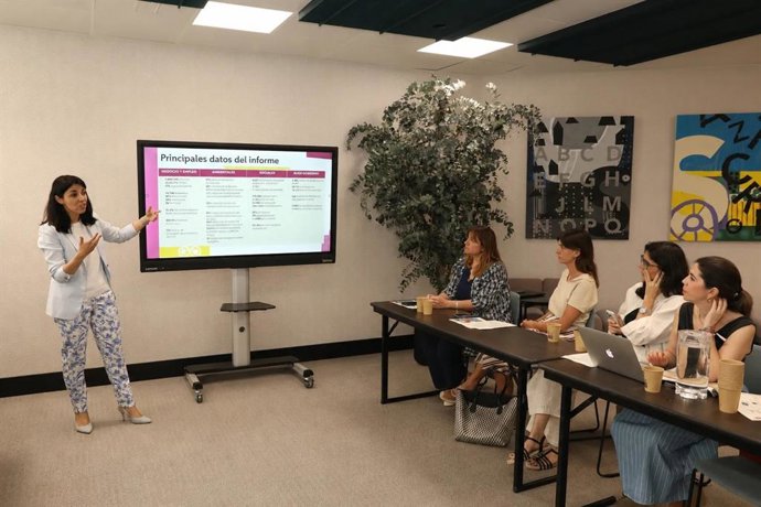 El documento integra ética, sostenibilidad e impacto social medible como ventaja competitiva empresarial.