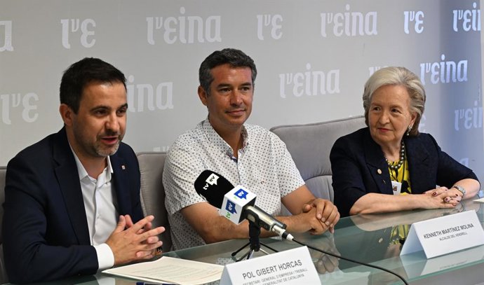La presidenta de la Cambra de Tarragona, Laura Roigé; l'alcalde del Vendrell, Kenneth Martínez, i el secretari general d'Empresa i Treball de la Generalitat, Pol Gibert