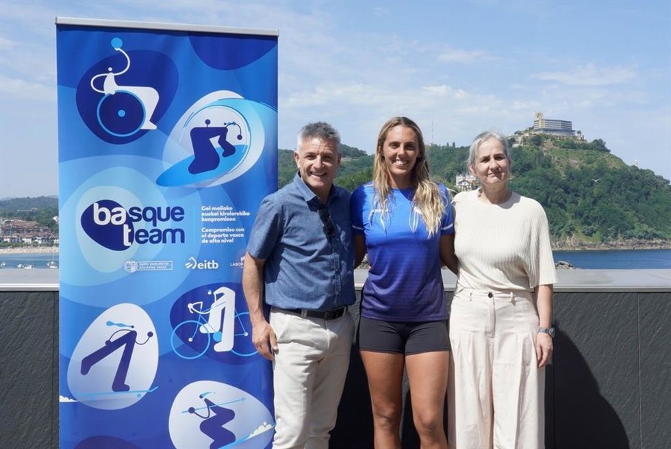 La surfista de Basque Team Nadia Erostarbe regresa a casa después de un periplo de cuatro meses compitiendo internacionalmente.