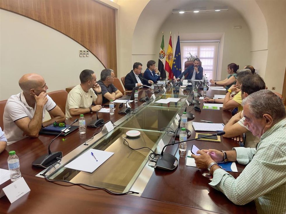 Reunión entre la Junta de Extremadura y responsables de los sindicatos con representación en el Plan Infoex