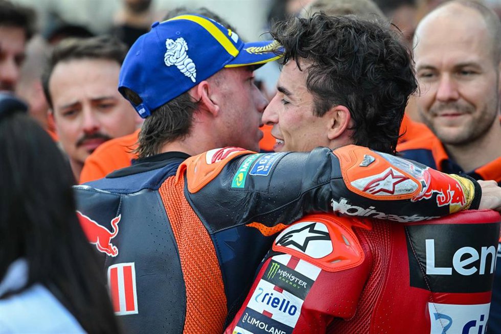Abrazo entre los pilotos españoles de MotoGP Pedro Acosta (KTM) y Marc Márquez (Ducati)