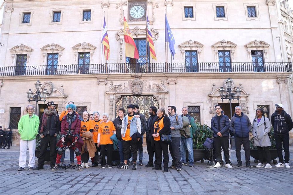 Archivo - Varias personas durante una concentración de caravanas convocada por parte de la Plataforma de Afectados por la Hipoteca (PAH), en las inmediaciones de las Cortes de Baleares, a 30 de enero de 2025, en Palma de Mallorca, Mallorca, Baleares (Espa