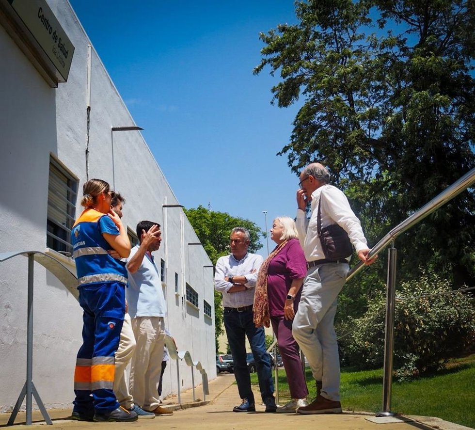 Visita de la delegada de Salud y Consumo de la Junta en Huelva, Manuela Caro, al centro de salud de Isla Cristina.