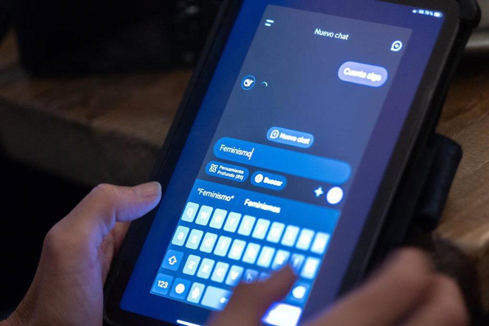 Archivo - Una persona prueba el asistente DeepSeek