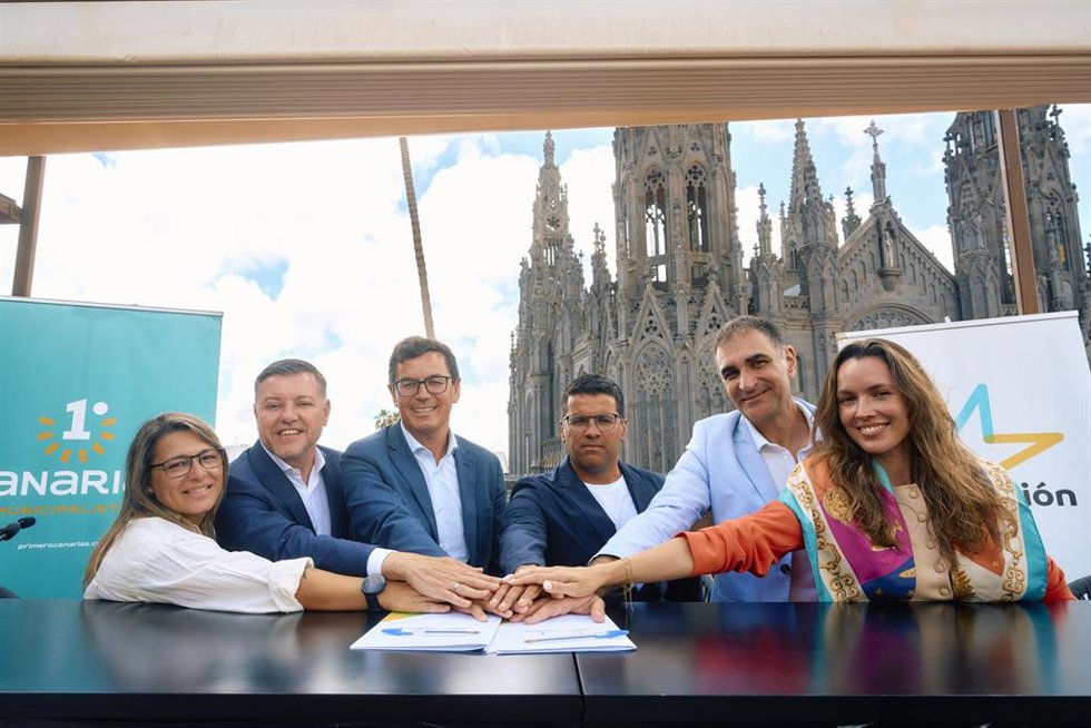 Firma del acuerdo de confluencia electoral entre CC y Primero Canarias en Arucas
