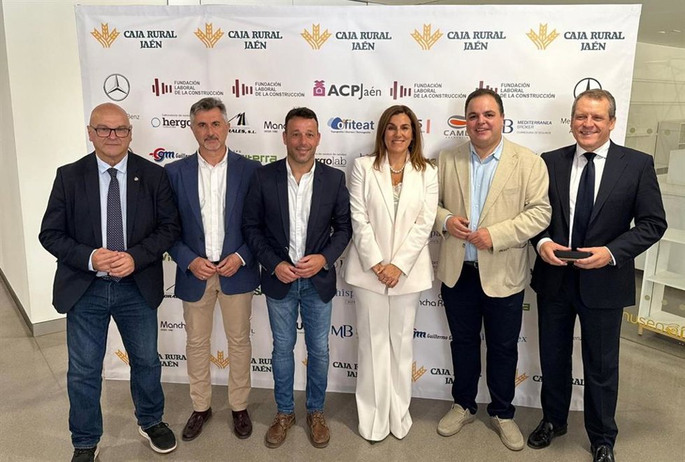 El secretario de Organización del PSOE de Jaén, Víctor Torres (2d), junto a otros dirigentes socialistas y responsables de la Asociación Provincial de Constructores y Promotores de Obras.