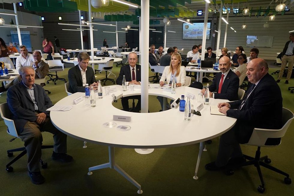 La consejera de Economía, Hacienda, Fondos Europeos y Diálogo Social en funciones, Carolina España; el alcalde de Málaga, Francisco de la Torre; el subdelegado del Gobierno en Málaga, Javier Salas; y el director general de Málaga TechPark, Felipe Romera.